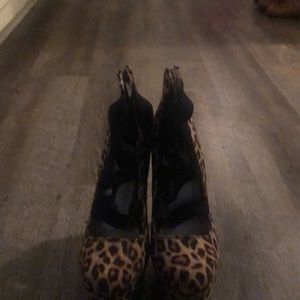 Leopard heels sz 8 1/2